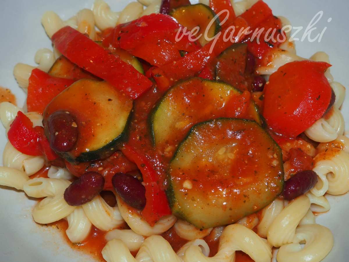 Makaron z cukinią, papryką i czerwoną fasolą w sosie pomidorowym